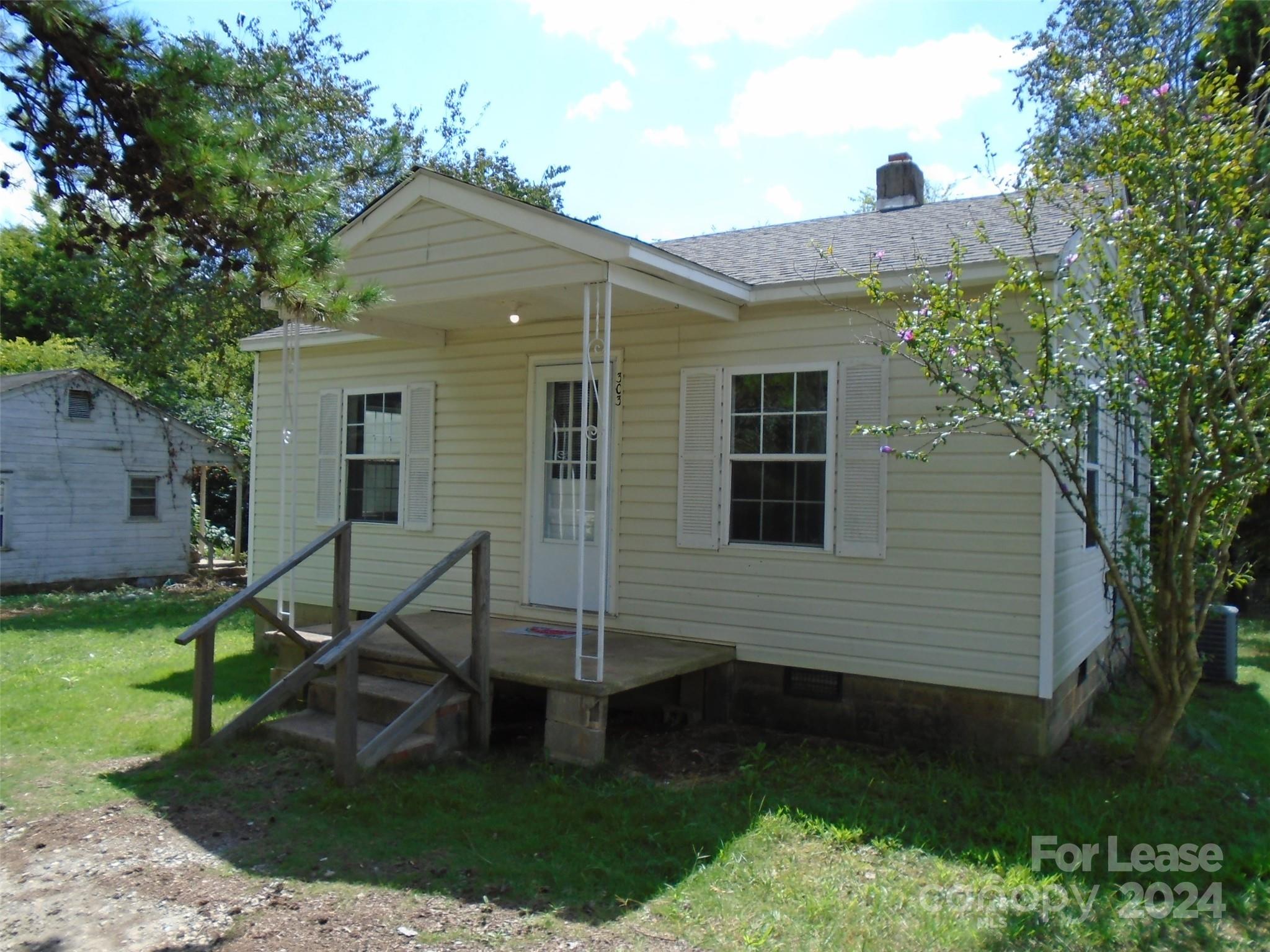 a view of a house with backyard and garden