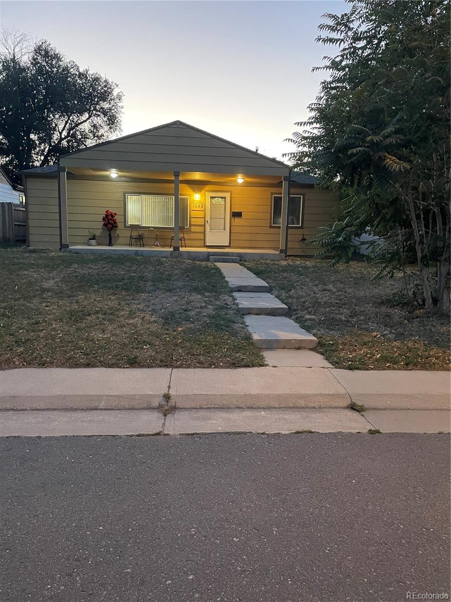 a front view of house with garage and yard