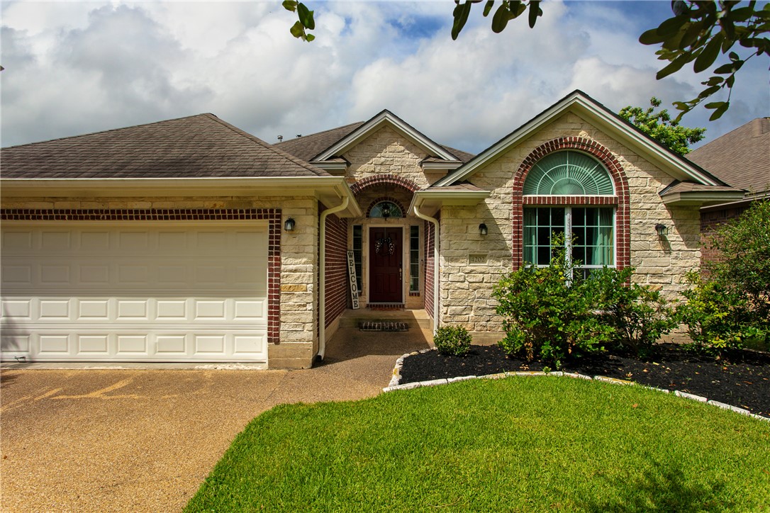 View of front of property with a garage and a fron