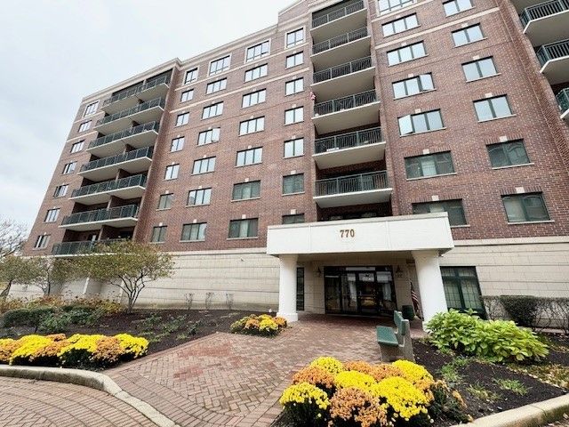 $2,450 | 770 Pearson Street, Unit 409 | Des Plaines