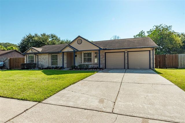 $350,000 | 1304 Piney Woods Drive | Friendswood