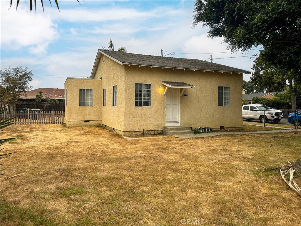 a view of a house with backyard and sitting area