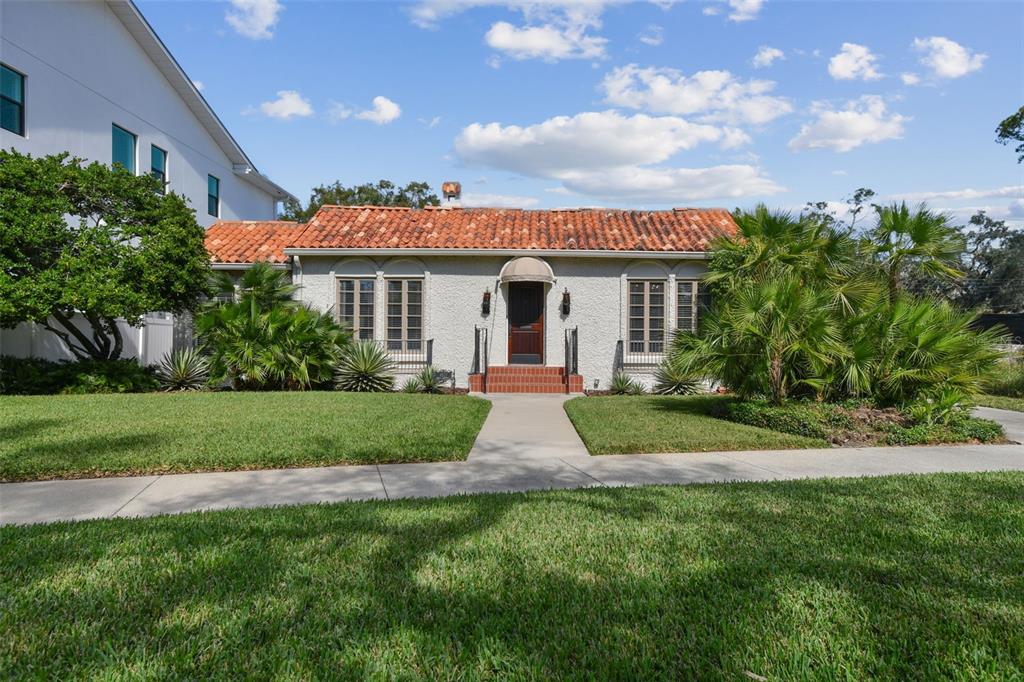 a view of a yard in front of house