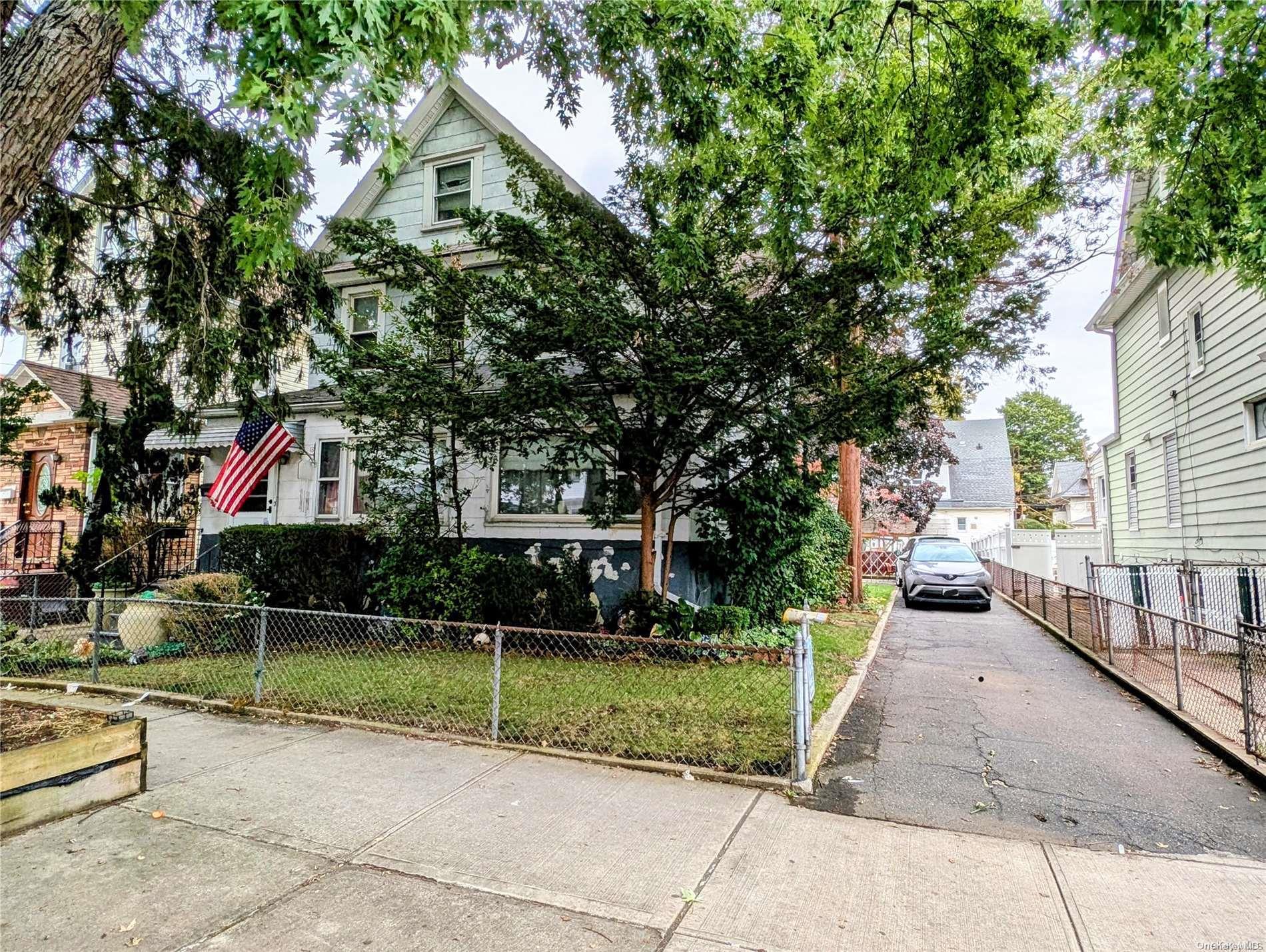 a view of house with a yard