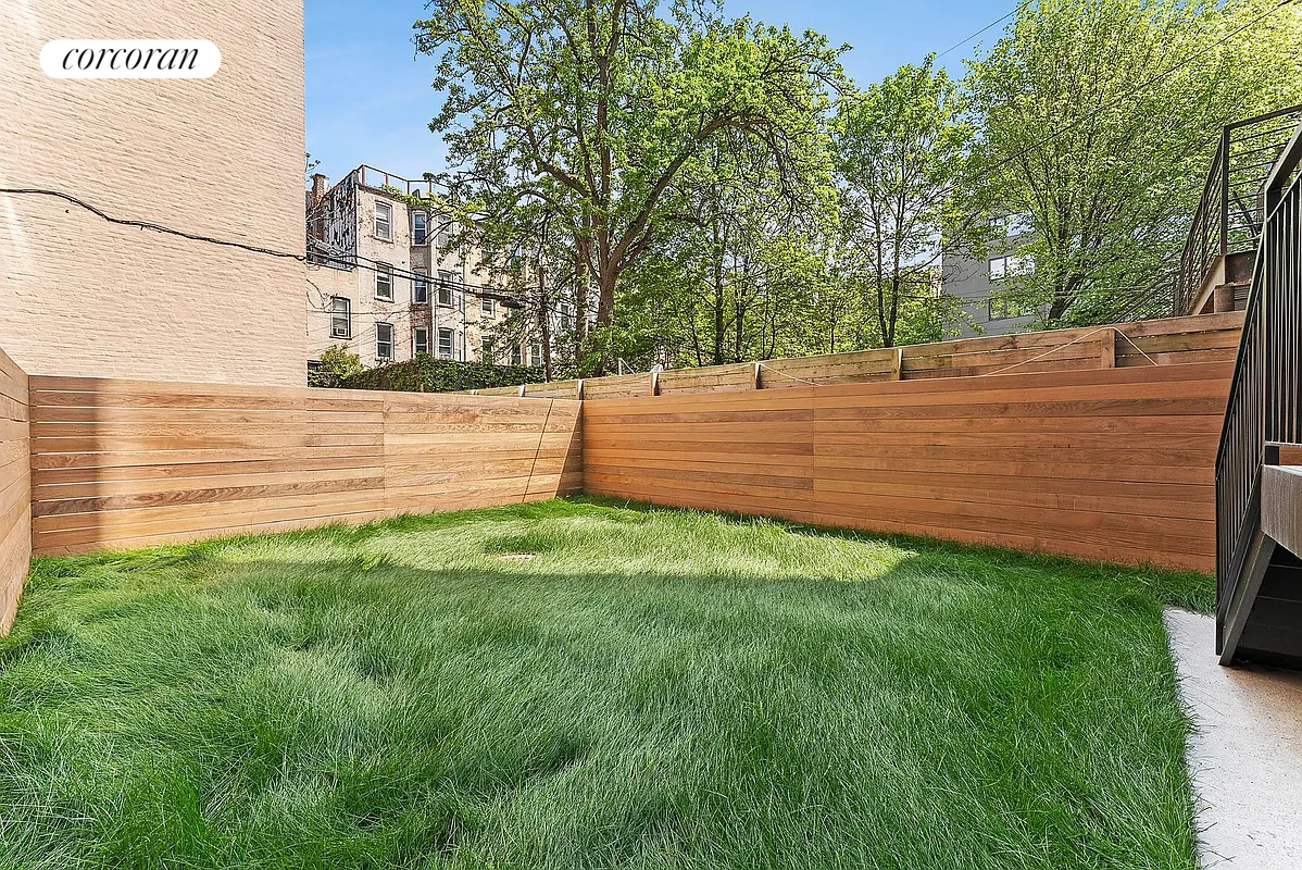 a view of a backyard