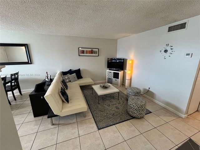 $2,250 | 7620 Carlyle Avenue, Unit 404 | North Beach