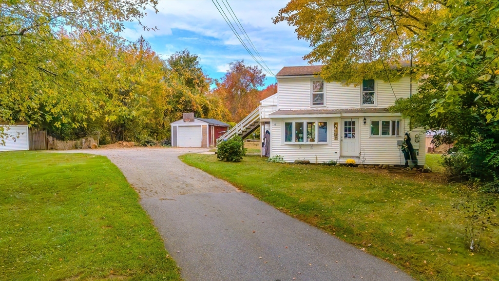 a view of an house with backyard and garden