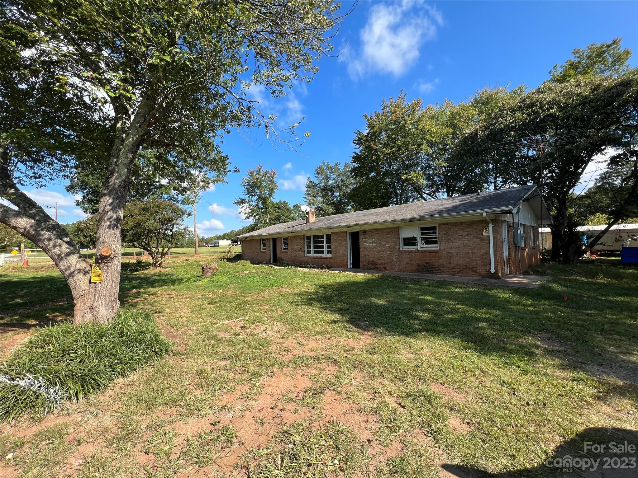 a view of a yard in front of house