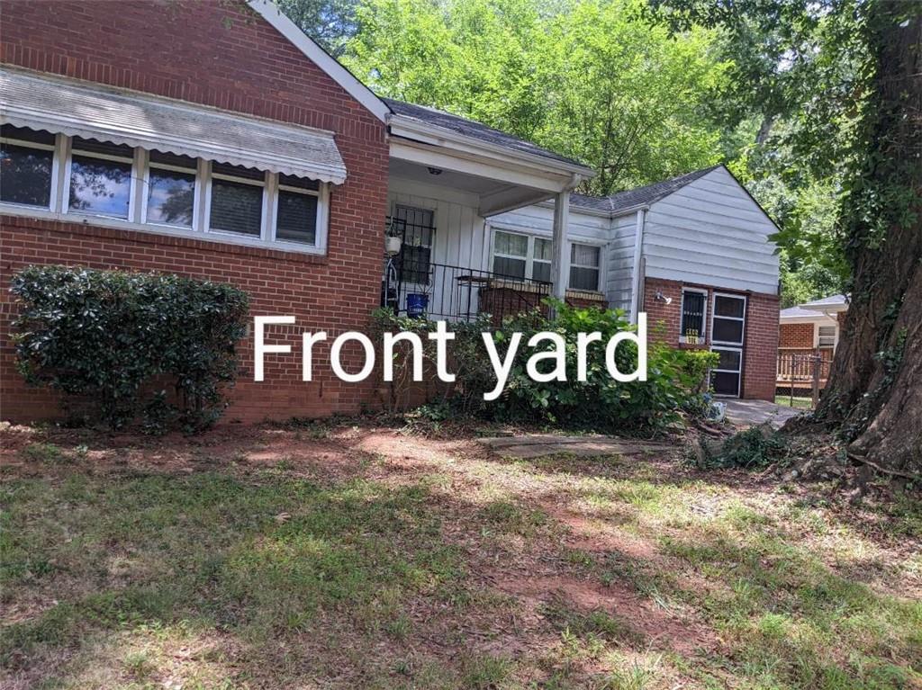 a view of a house with a yard