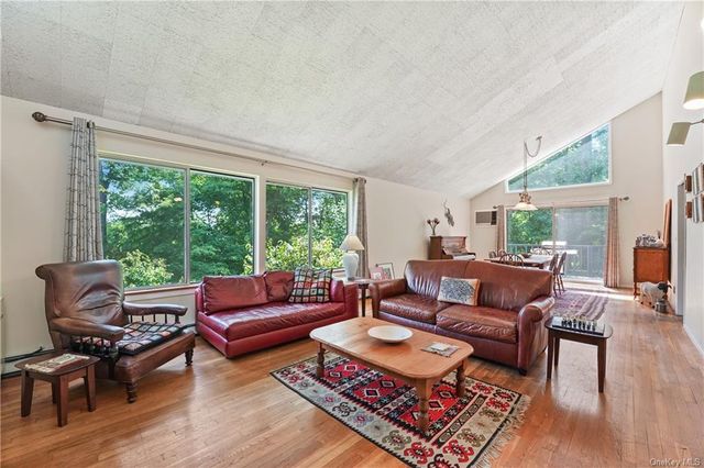 $899,000 | 33 Pine Road | Central Briarcliff West