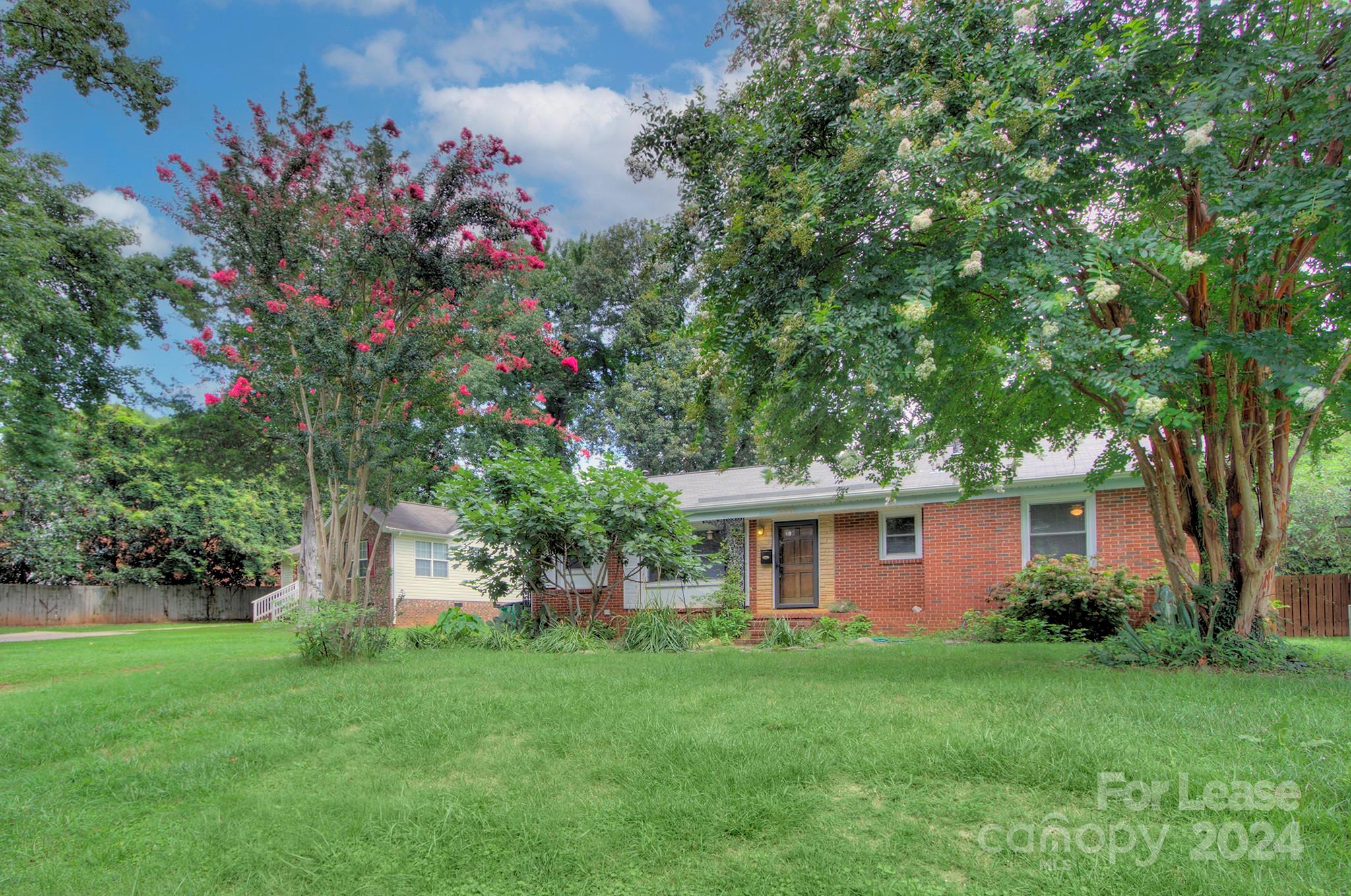 a view of a house with backyard and garden