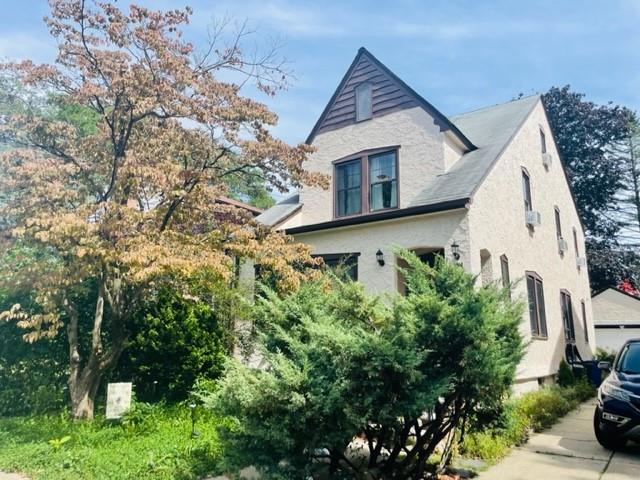 a view of a house with backyard