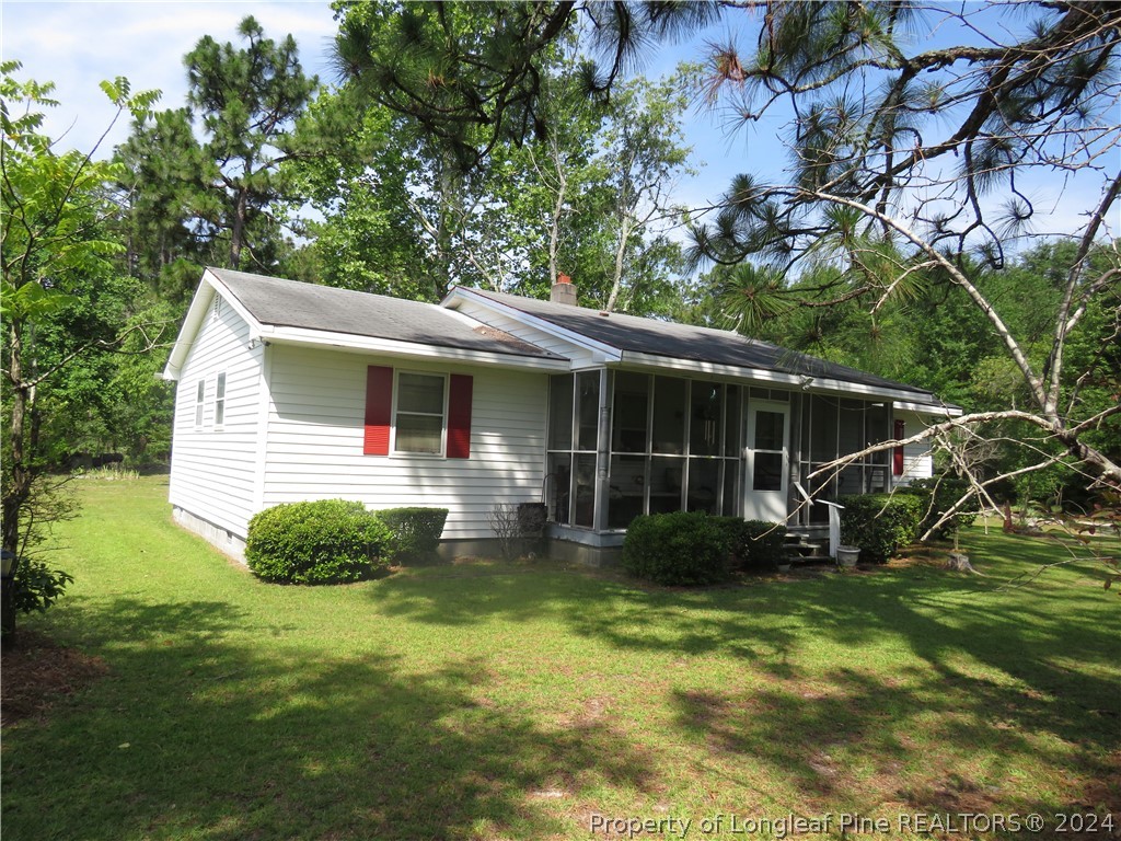 a view of a house with a yard