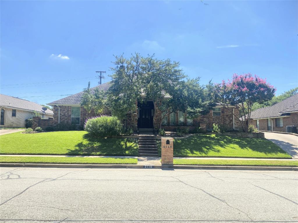 a view of a yard in front of a house