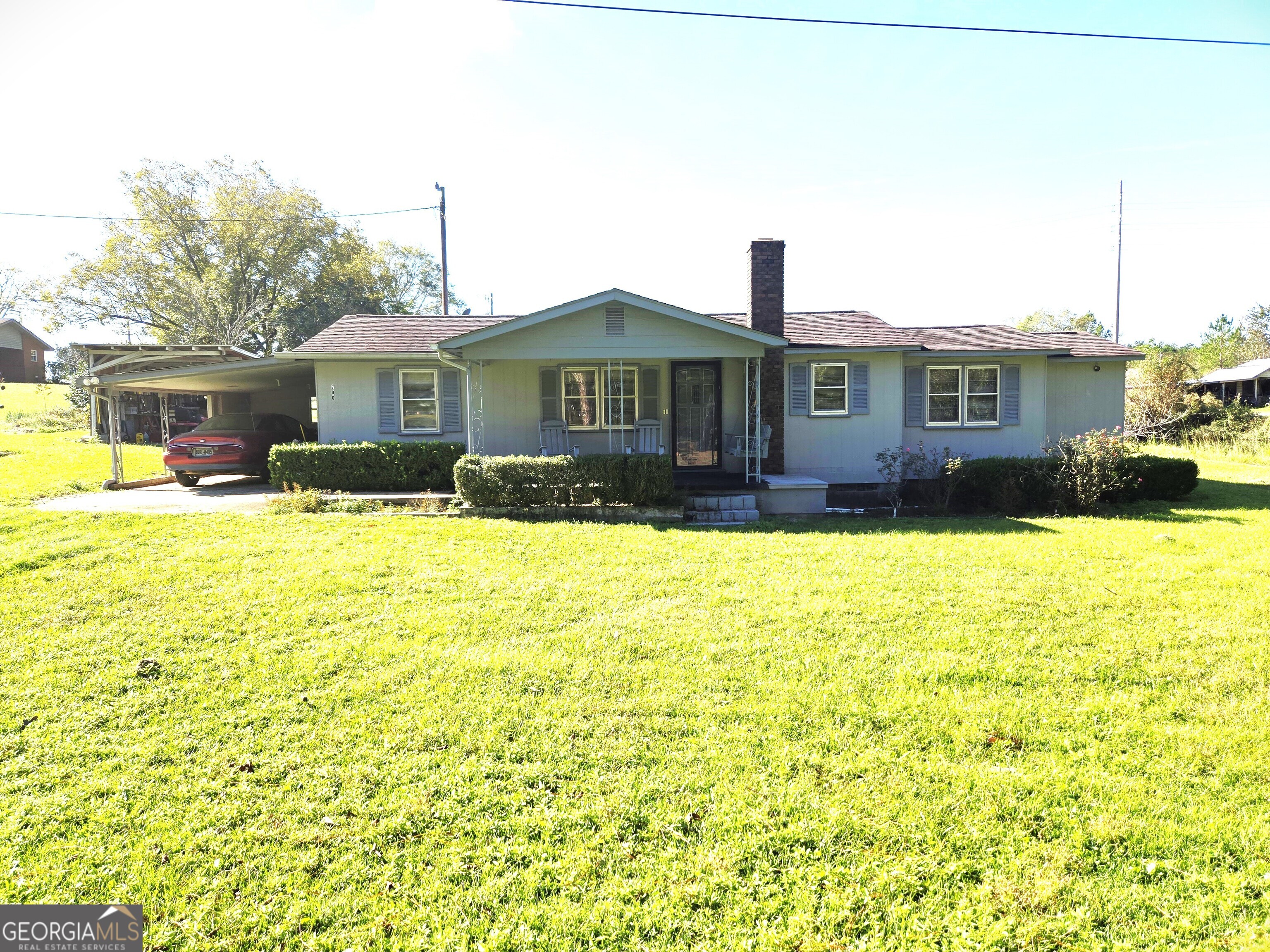 a view of a house with a yard