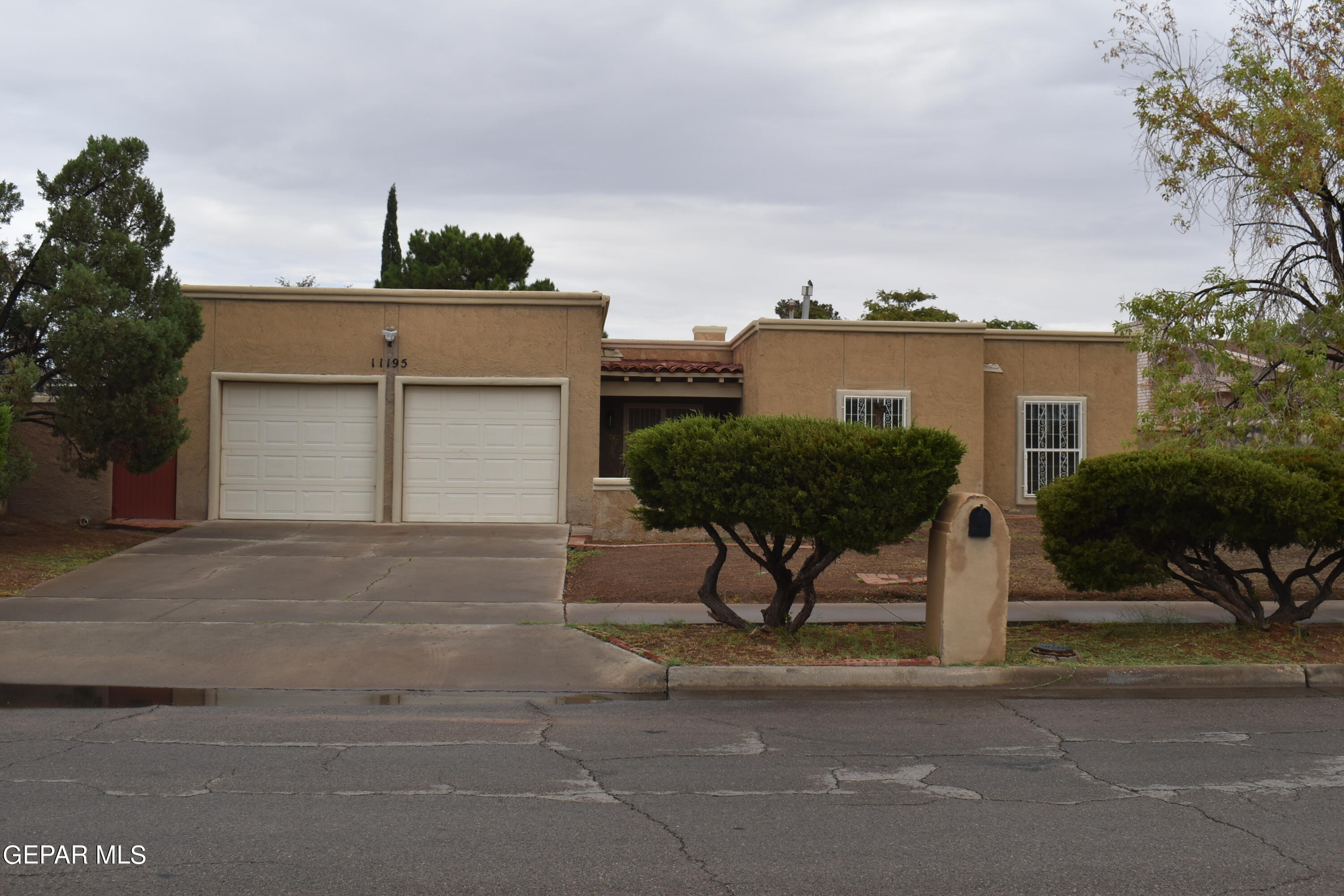 a view of a house with a yard and front view of a house