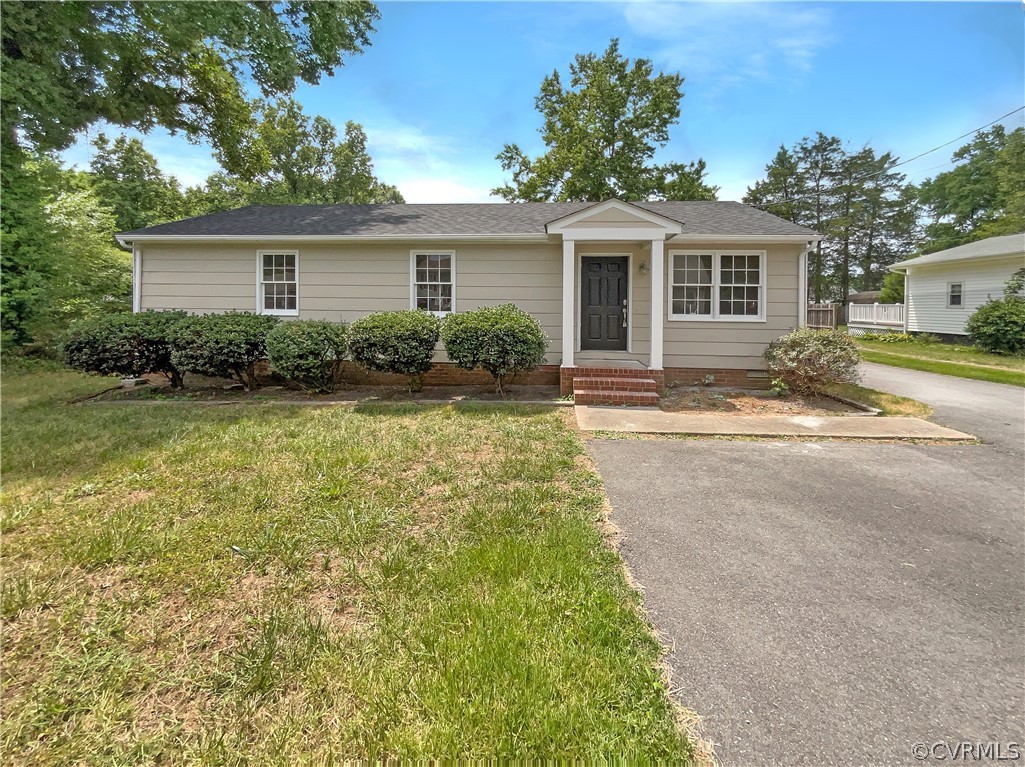 a view of a yard in front of a house