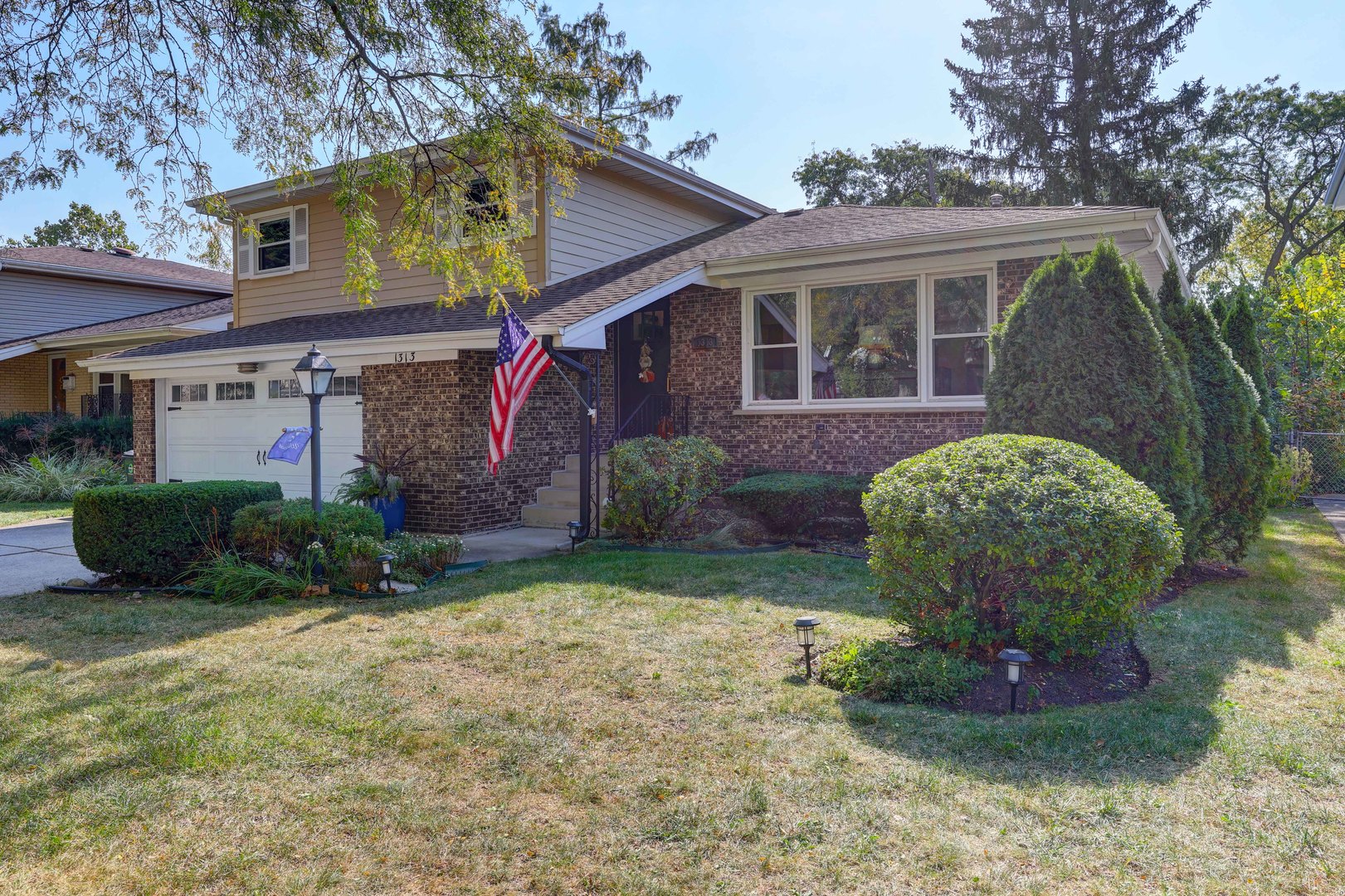 a view of a house with backyard and garden