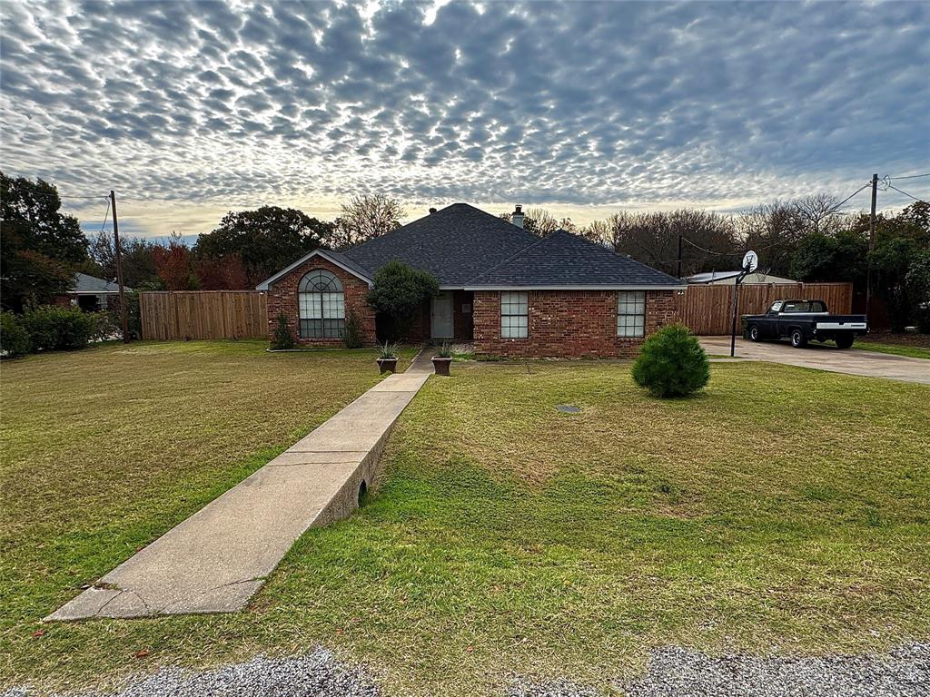 a view of a house with a yard