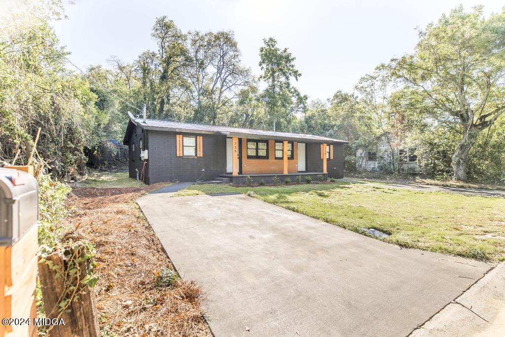 a view of a house with a yard