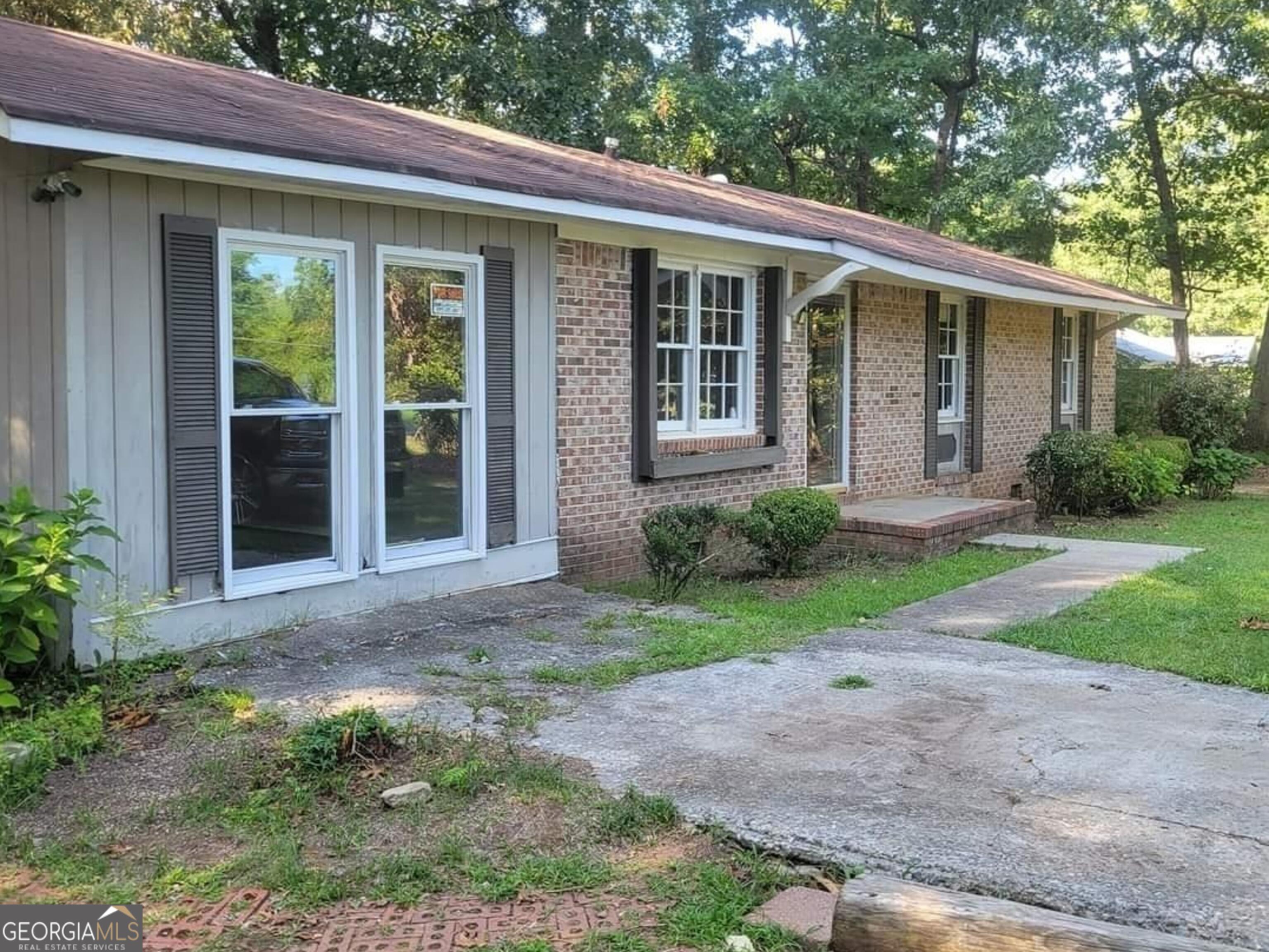 a view of a house with a yard