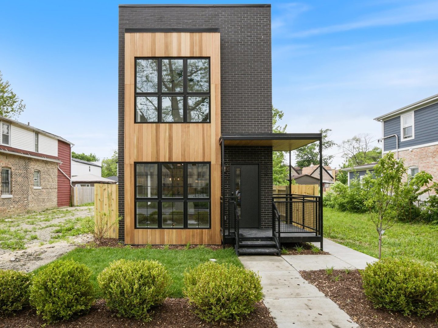 a view of a house with backyard and garden