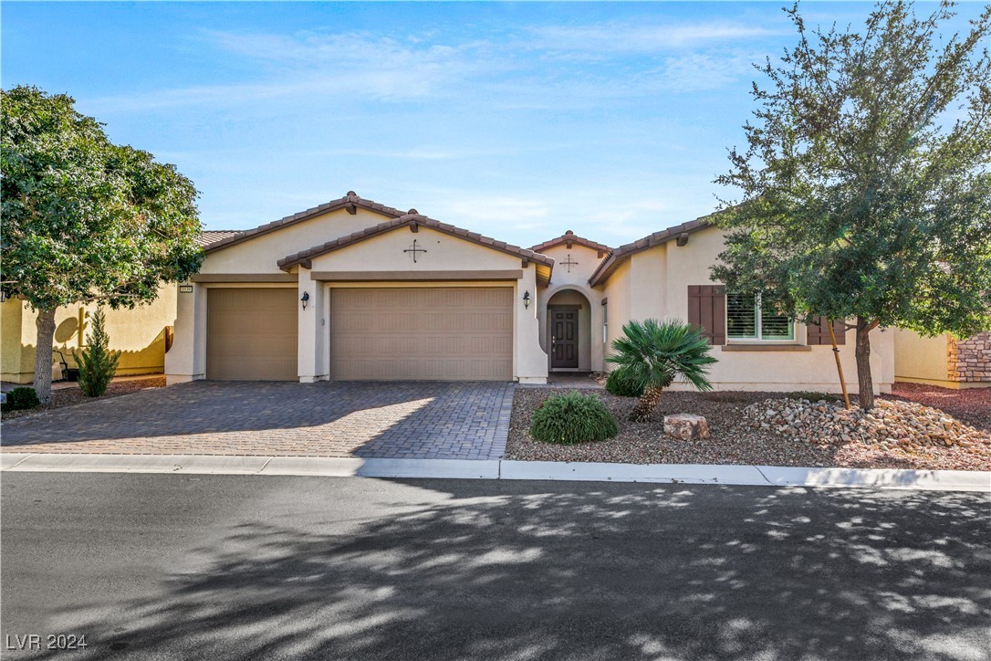 3 car garage, pavers