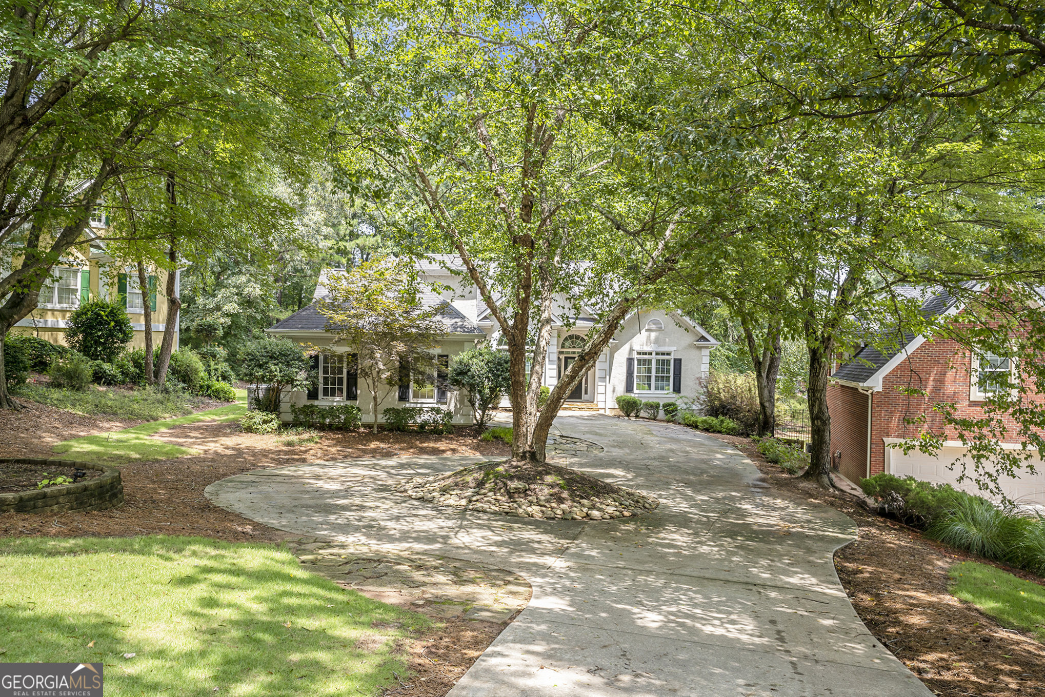 a view of a house with a yard