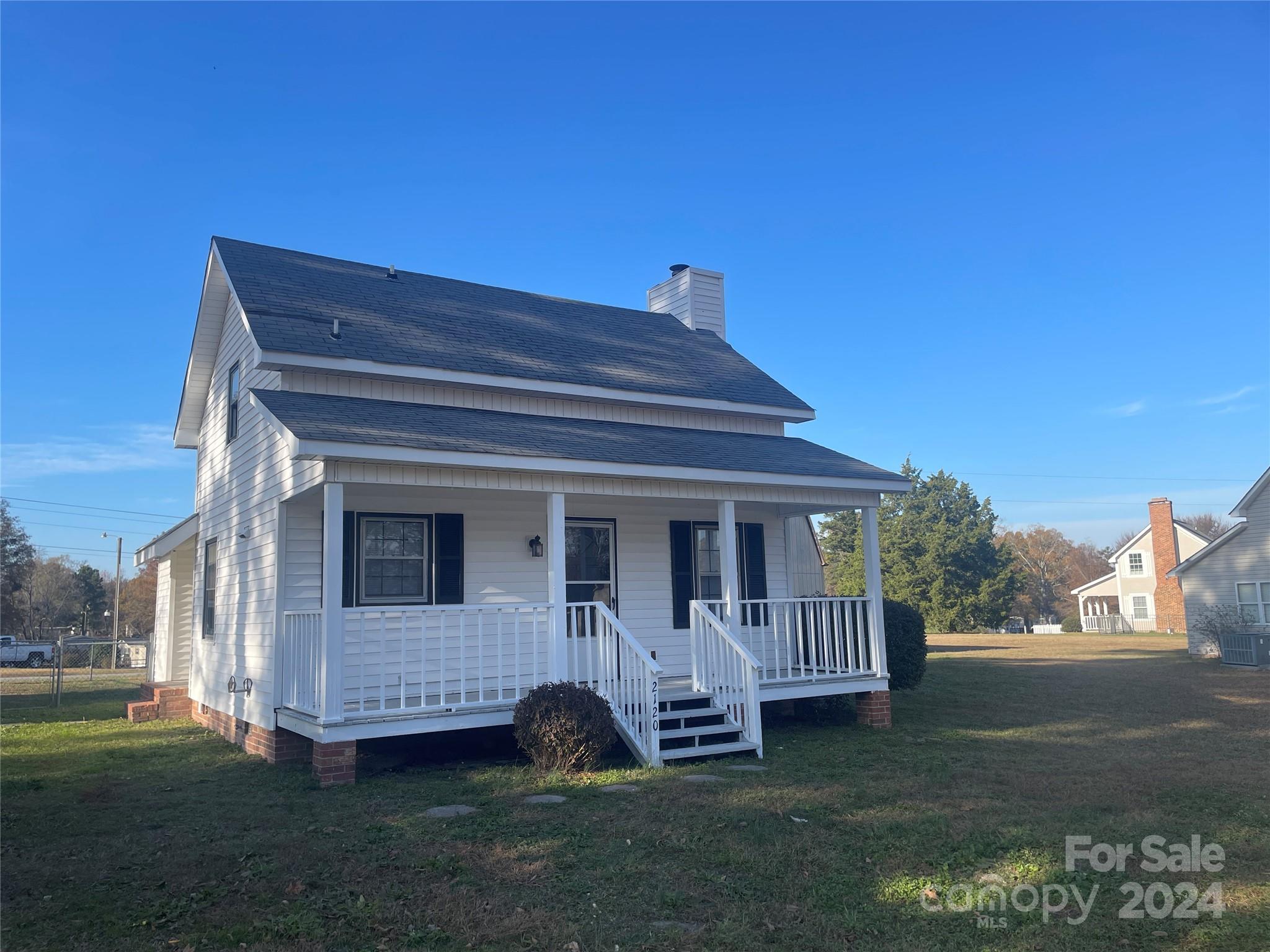 a view of front of a house with a yard