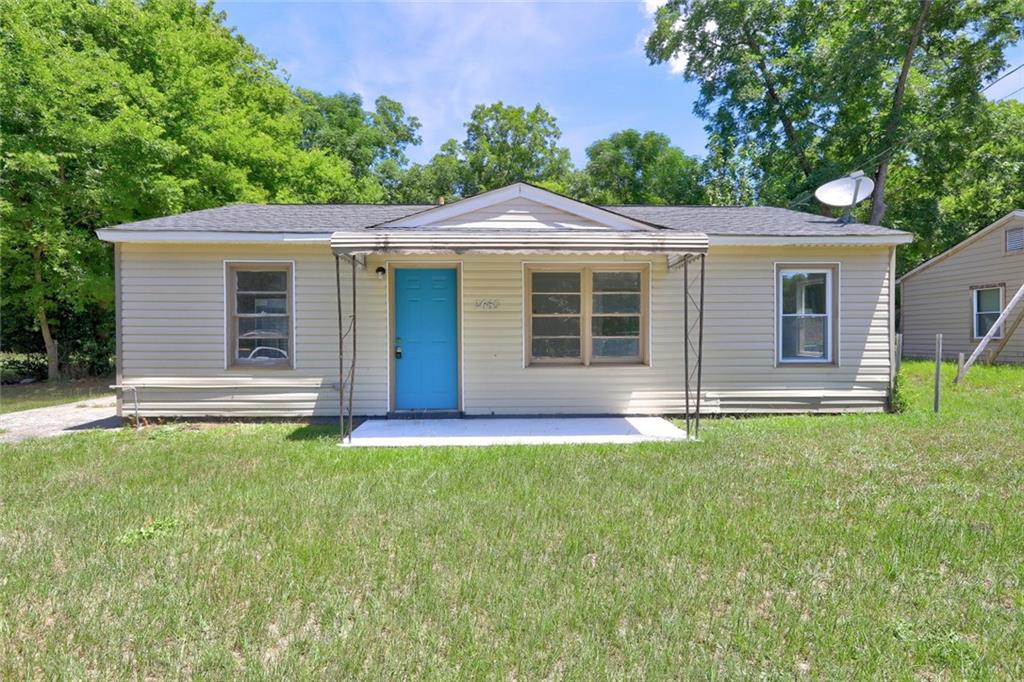 a view of a house with a yard