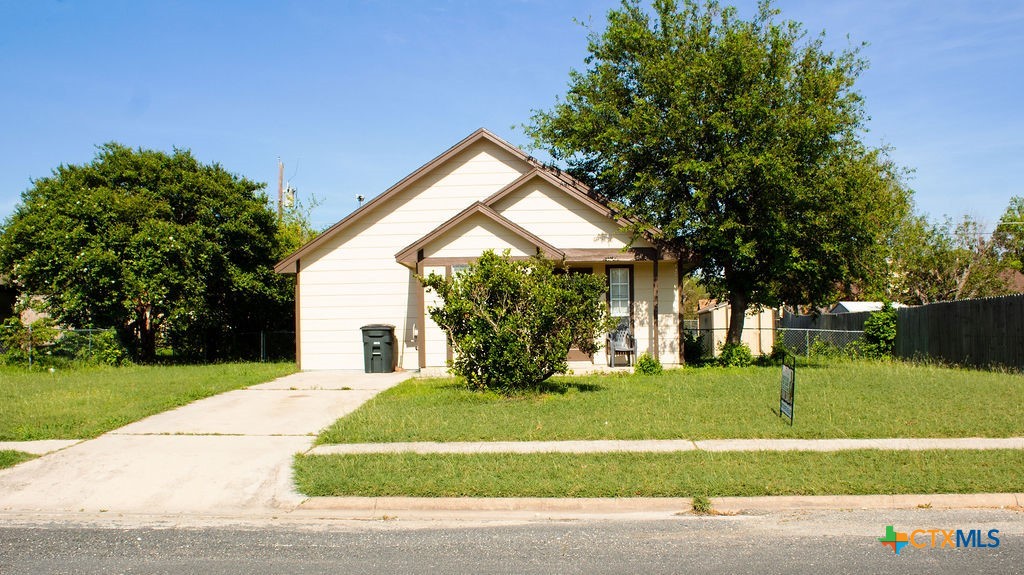 a view of a house with backyard and trees