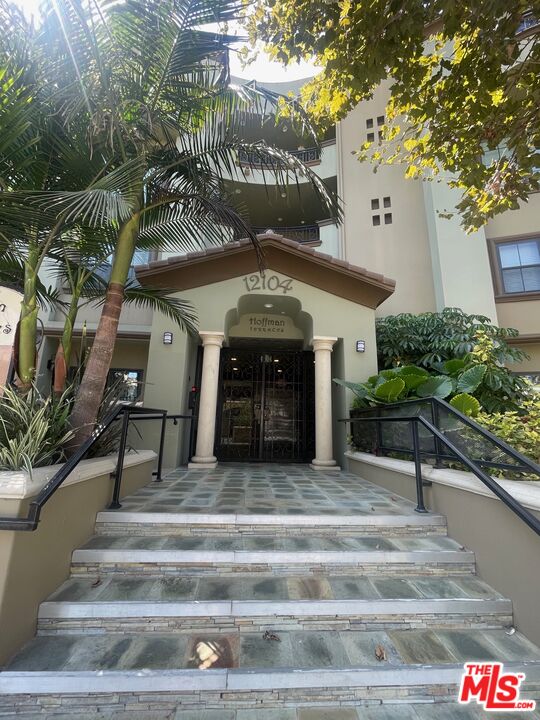 a view of entryway with a front door