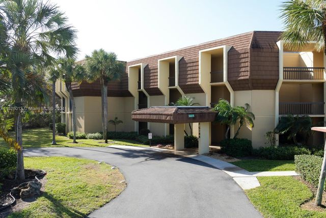 $359,900 | 5188 Woodland Lakes Drive, Unit 337 | Palm Beach Gardens