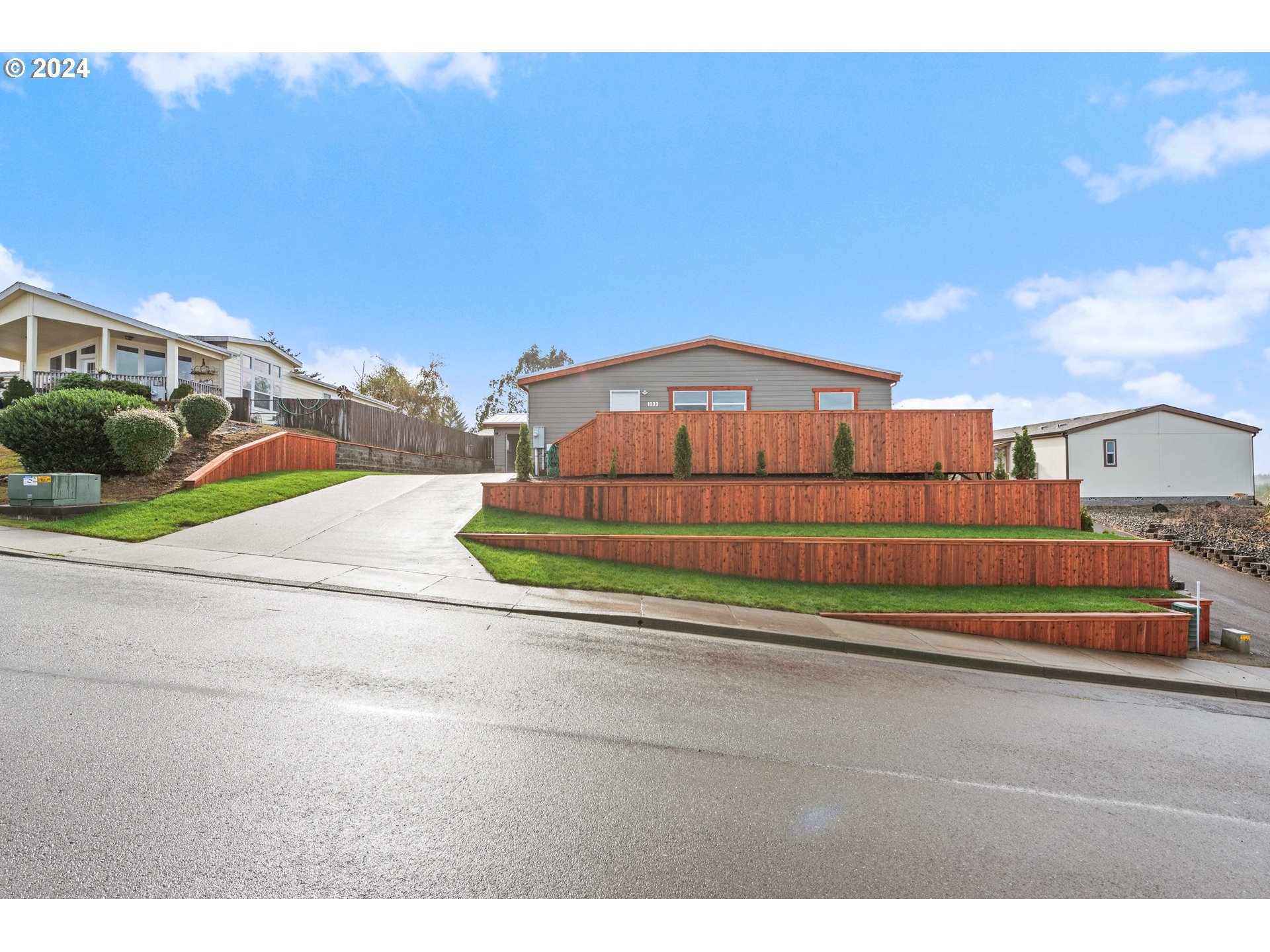 a view of a house with a yard