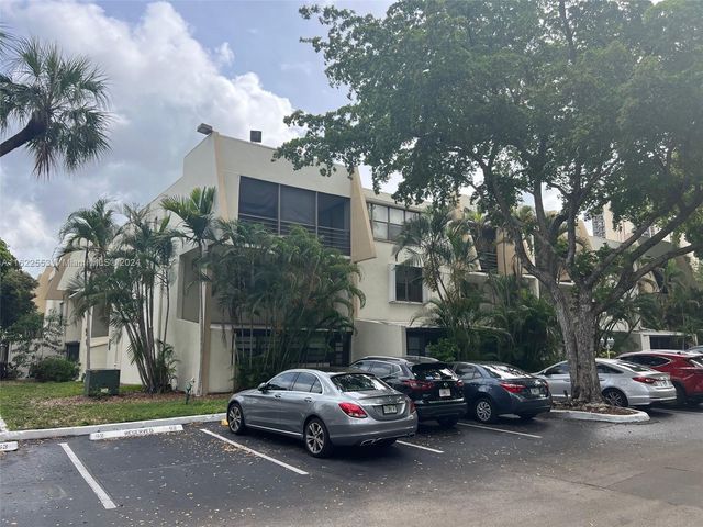 $3,150 | 20200 West Country Club Drive, Unit PH2 | Aventura