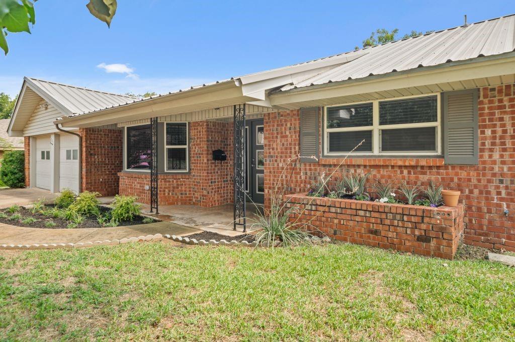 a view of house with backyard