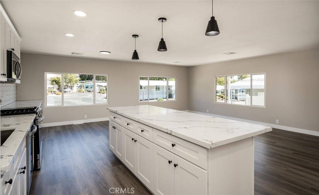 KITCHEN ISLAND & PENDANT LIGHTING