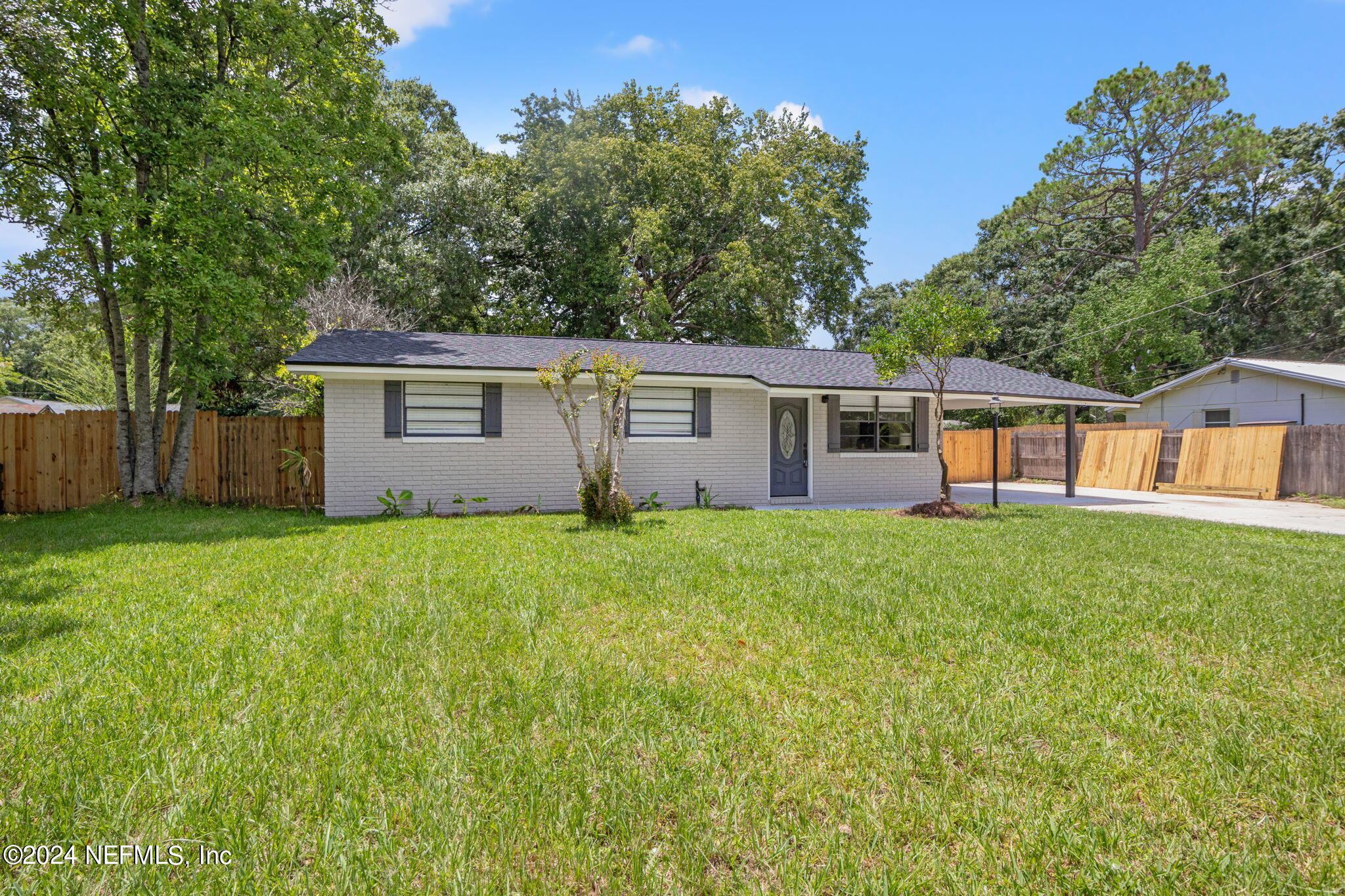 a view of a house with backyard and garden