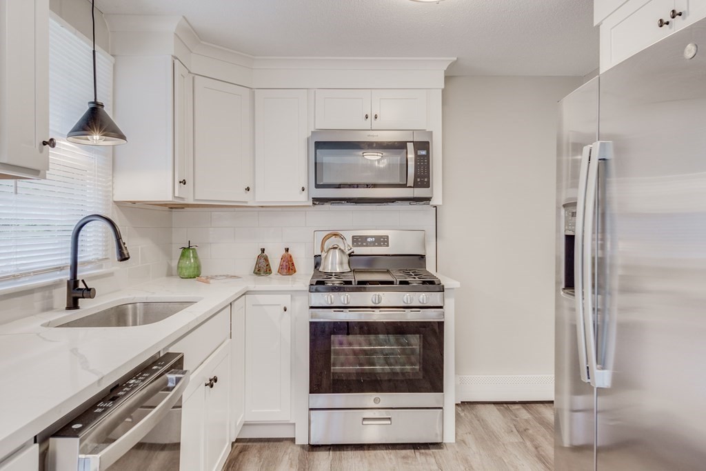 65 Kitchens with White Appliances (Photos)