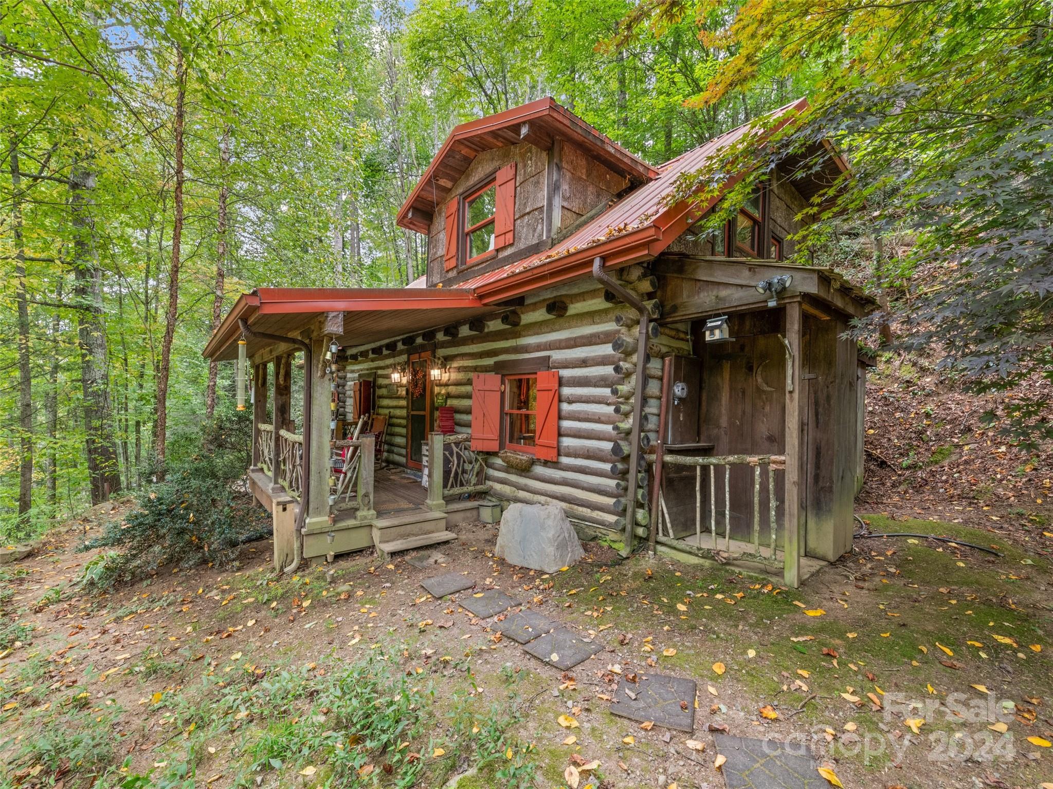 a view of a house with backyard