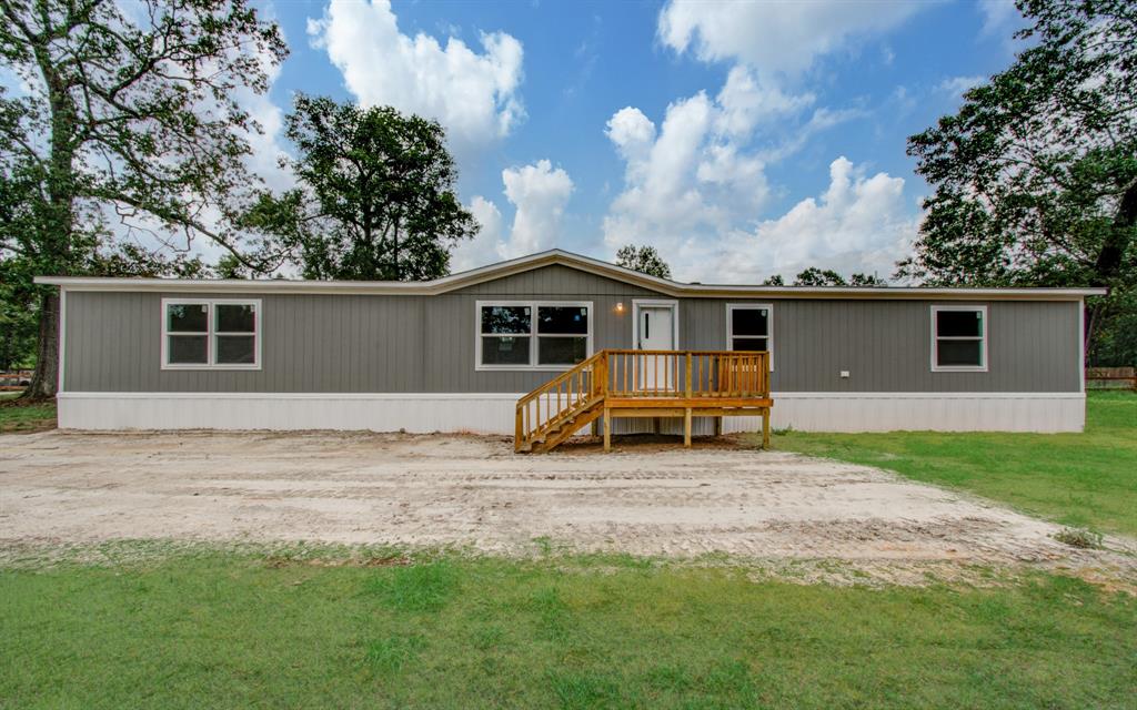 a view of a house with backyard