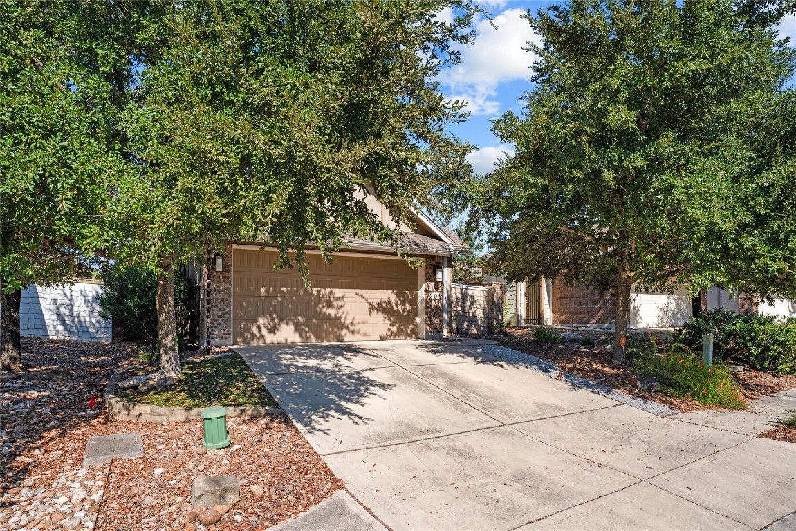 a view of a outdoor space with a house