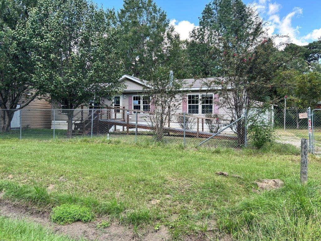 a view of a house with a backyard