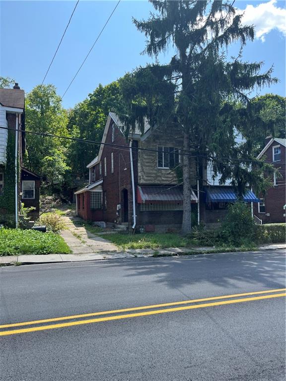 a view of a yard in front of a house