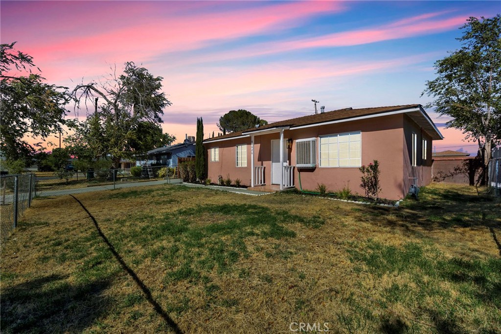 a view of a house with a backyard