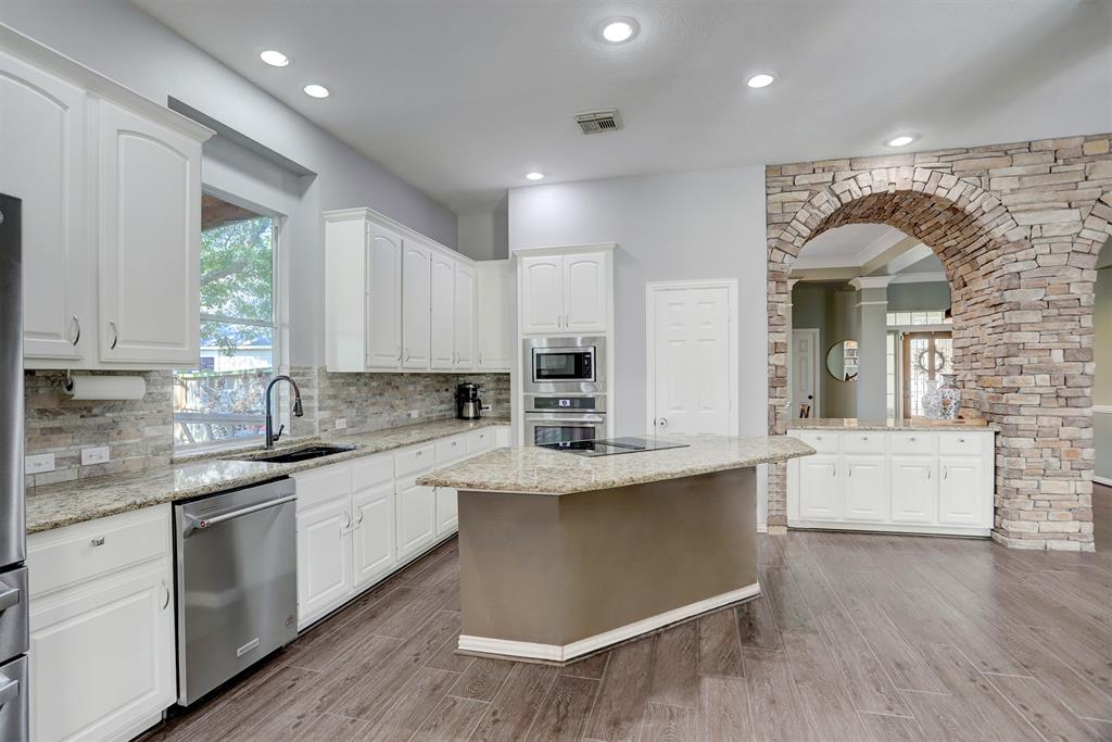 WELCOME TO 1602 EVENING BEND! HIGHLIGHTING A THOUGHTFULLY DESIGNED LAYOUT, THIS KITCHEN INCLUDES A CENTRAL ISLAND, MODERN FINISHES, AND STONE DETAILING THAT ADDS CHARACTER AND CHARM.