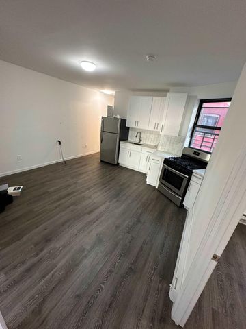 $3,464 | 615 Euclid Avenue, Unit 1R | City Line