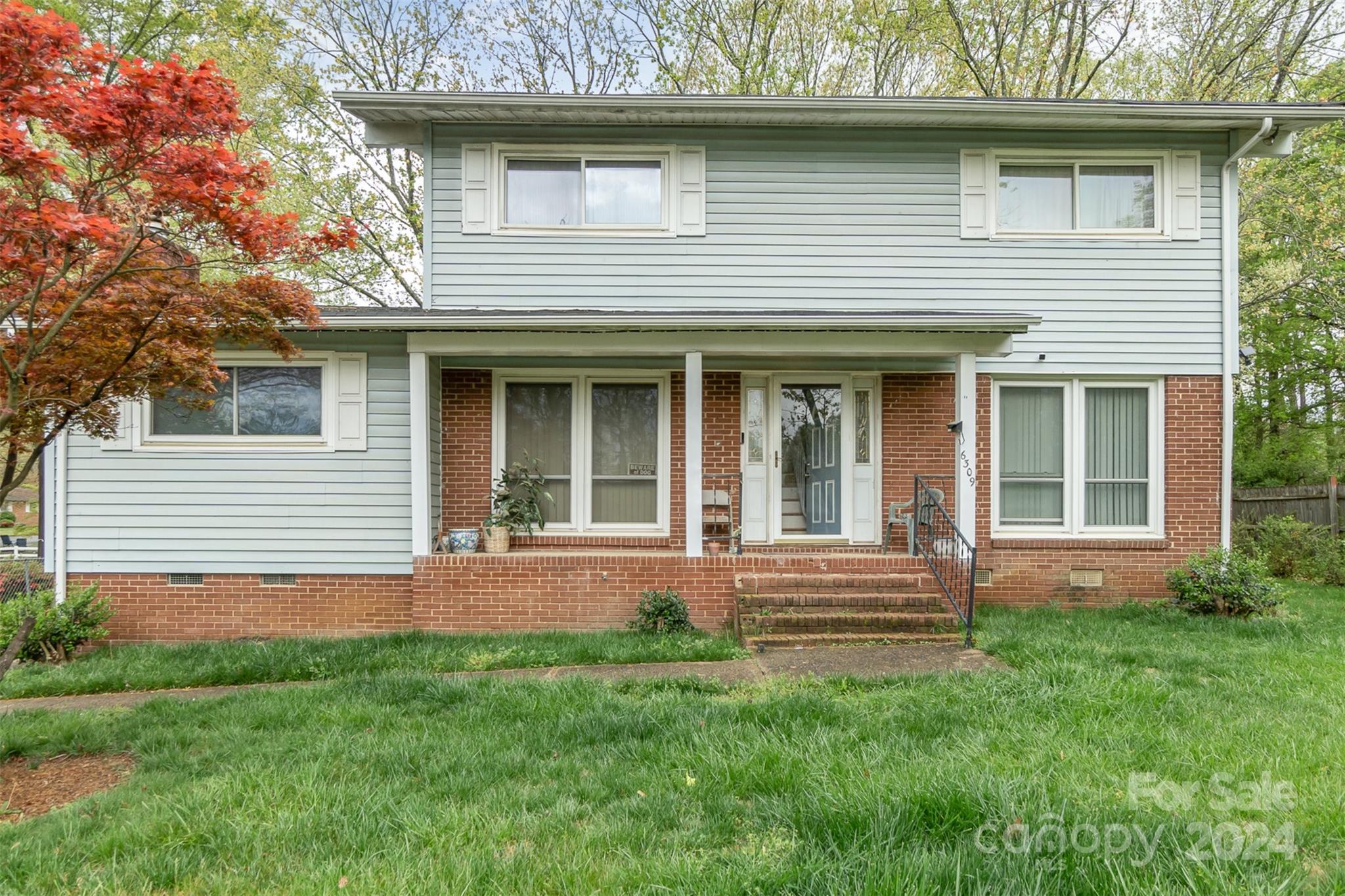 a view of front of a house with a yard