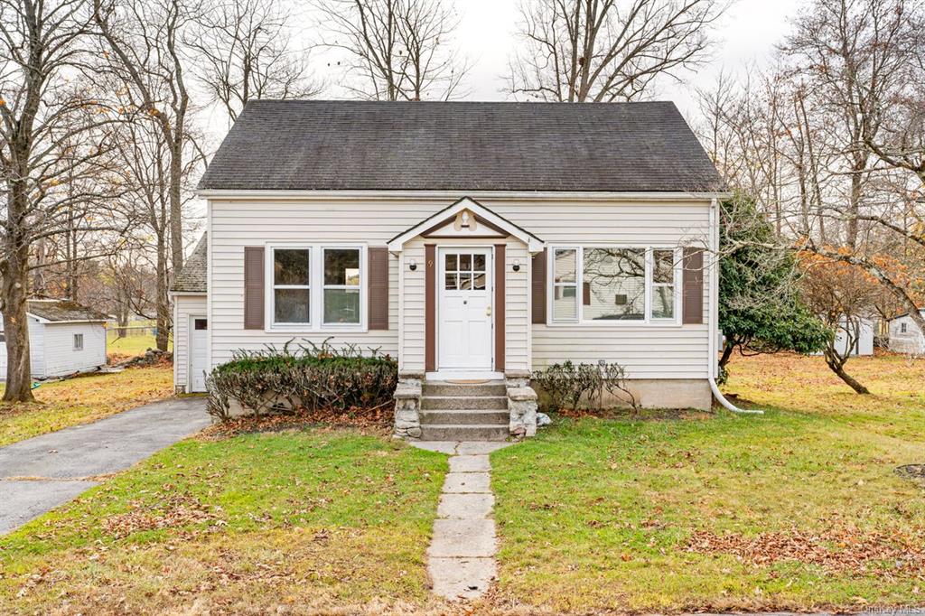 View of front of property featuring a front yard