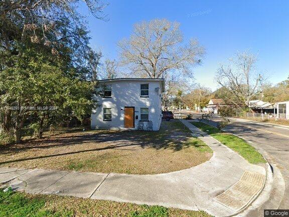 a view of a house with a yard